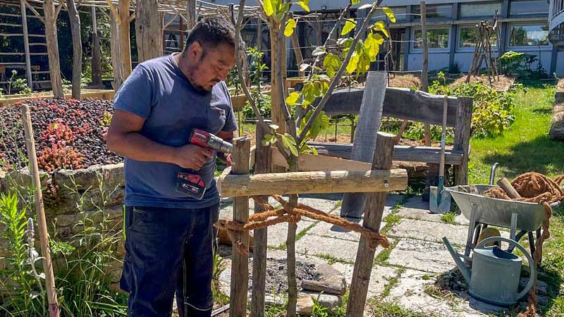 CFP-MFR-La-Ferriere-bloc-formation-op-2025-3 Travail de bricolage en jardinage au CFP-MFR La Ferrière, élève en formation d'aménagement paysager.