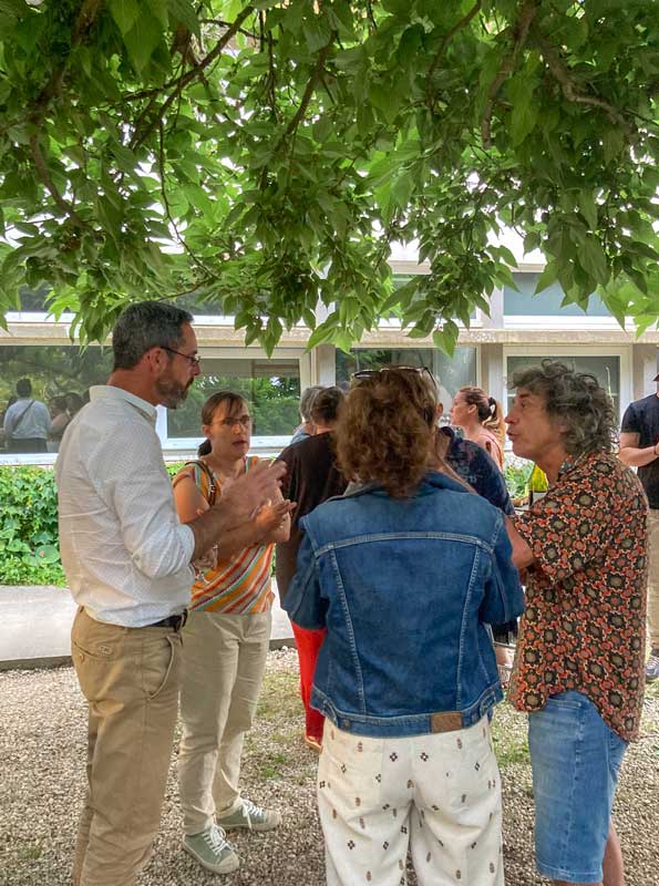 CFP-MFR La Ferrière, rencontre entre formateurs et élèves en extérieur sous un arbre.