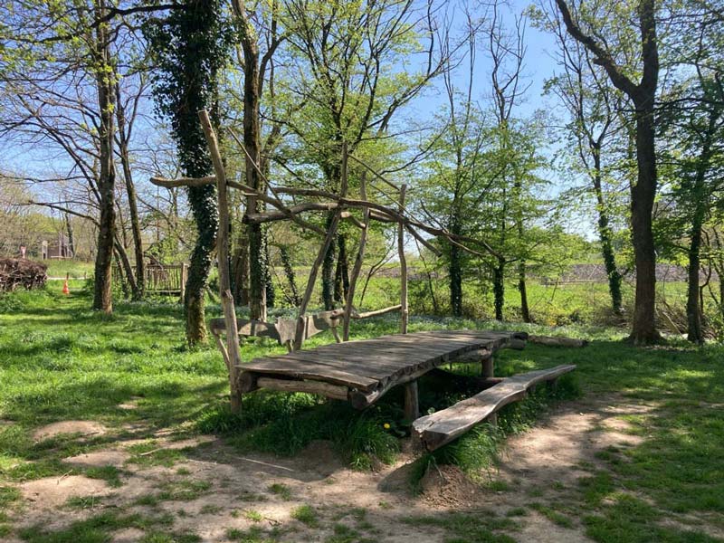 Ancienne cabane en bois dans un parc arboré, ambiance nature et détente au CFP-MFR La Ferrière.